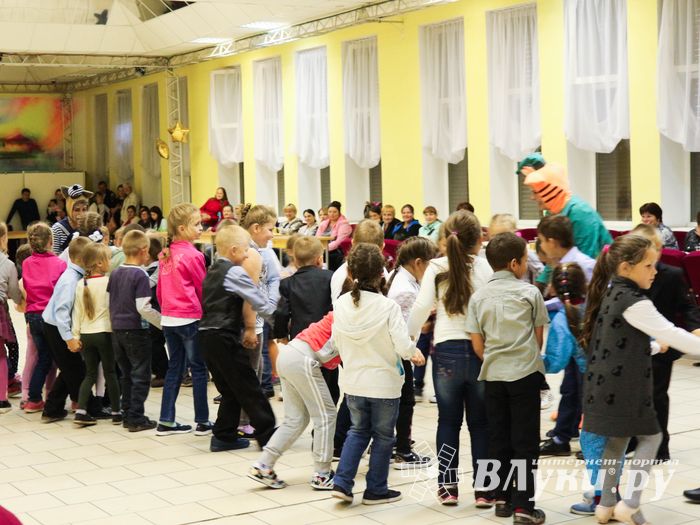В Великих Луках первоклассники из малоимущих семей стали обладателями новых школьных портфелей (ФОТО)