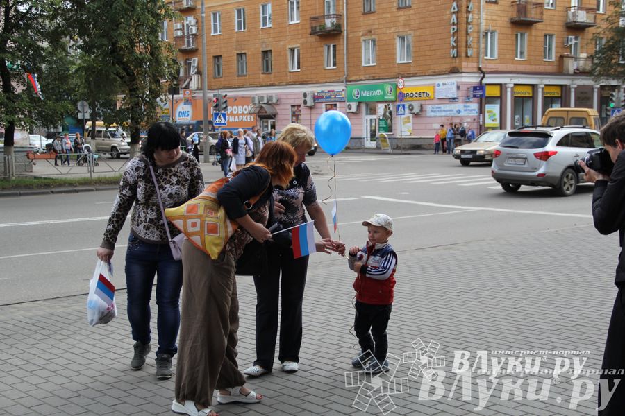 В Великих Луках прошла патриотическая акция, посвященная Дню флага России