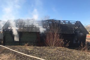 В Великих Луках сгорел нежилой дом (ФОТО; ВИЛЕО)