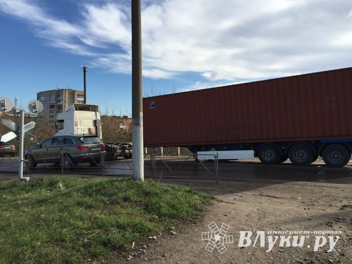 Фотофакт: на «самарском» переезде у фуры оторвался прицеп