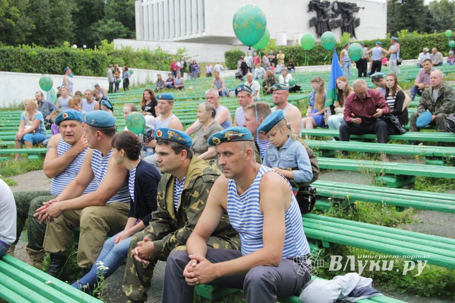 В Великих Луках отмечают День ВДВ (ФОТО)