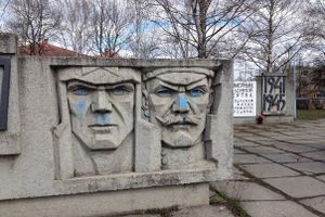 Фотофакт: В преддверии 9 мая барельеф на Малышева испачкан краской