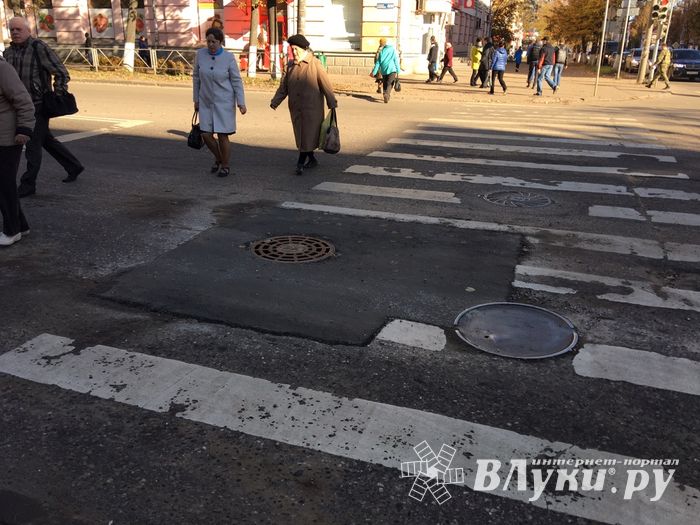 Ливневый колодец в центре Великих Лук приобрел новую «одежку»