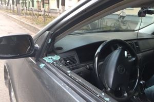 Автомобиль великолучанина попал под «обстрел» (ФОТО)