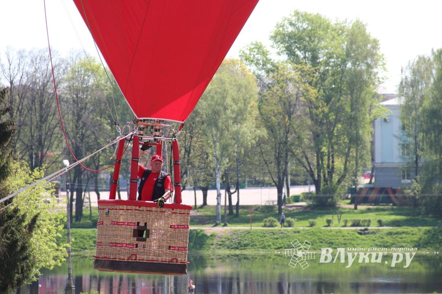Шар, посвященный 850-летию города, поднялся над Великими Луками (ФОТО)