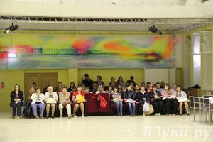 100 будущих первоклассников Великих Лук получили в подарок рюкзаки и школьные принадлежности