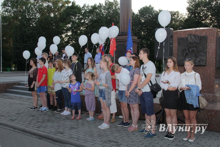 «Свеча памяти» в Великих Луках (ФОТО)