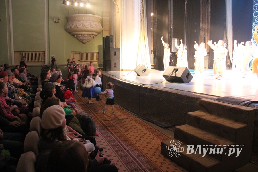 Юные артисты ГДК им. Ленина поздравили мам с праздником (ФОТО)