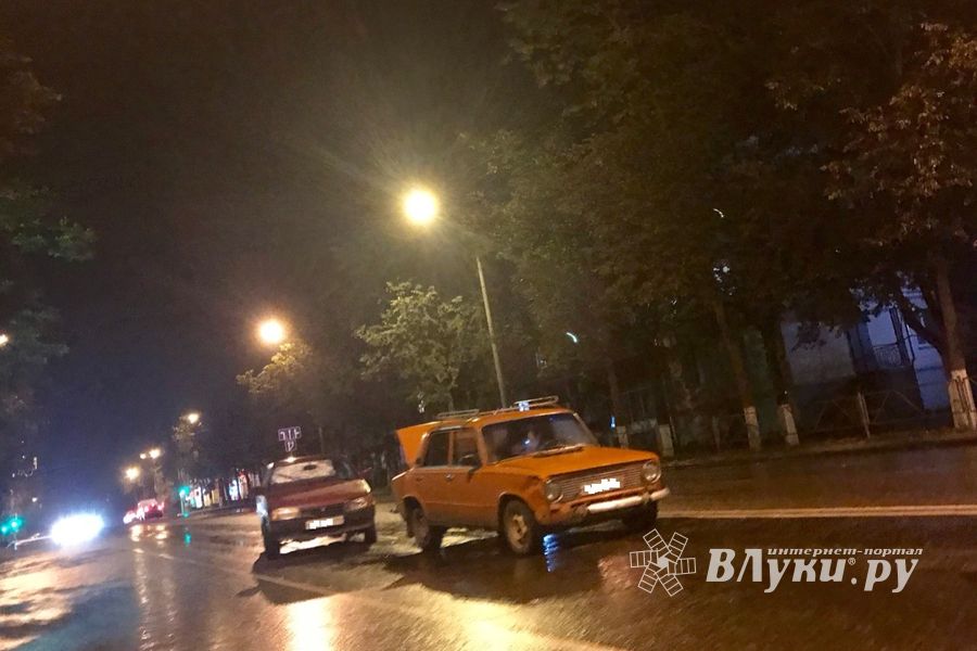 Фотофакт: в Великих Луках произошло ДТП