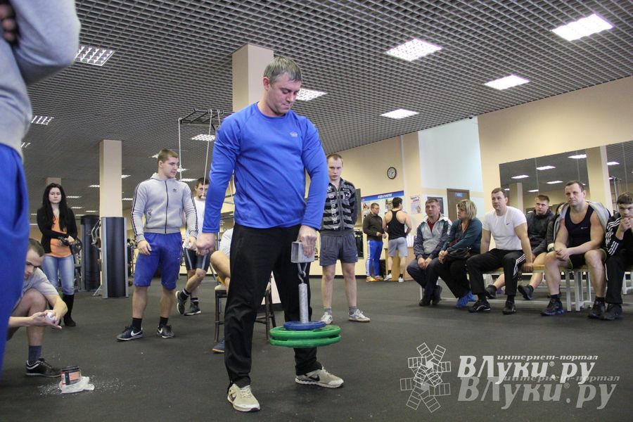В Великих Луках состоялись Первенство города по жиму штанги и Первый Кубок города по армлифтингу (фото)