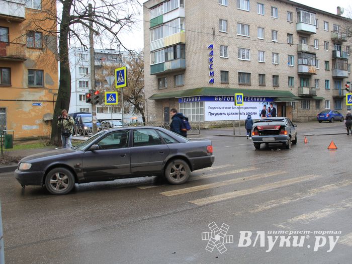 В районе Смоленского рынка произошли два ДТП (ФОТО)