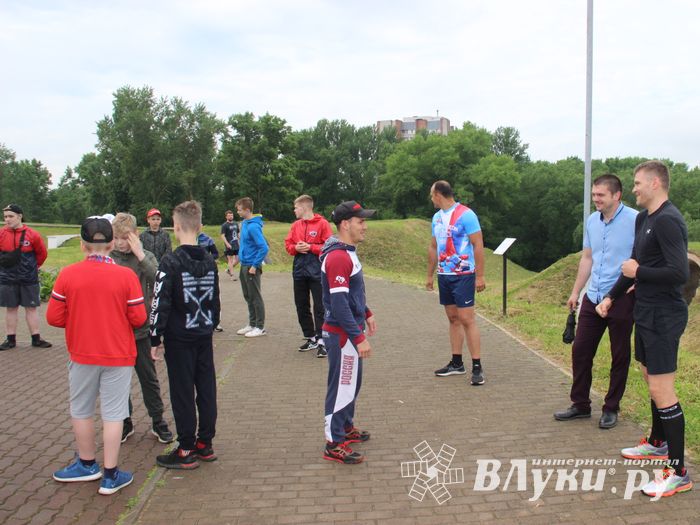 Великолучане провели зарядку с чемпионом (ФОТО)