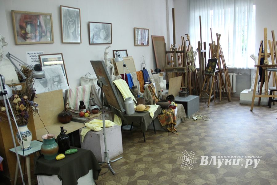 В Великих Луках ремонтируют детскую художественную школу (ФОТО)