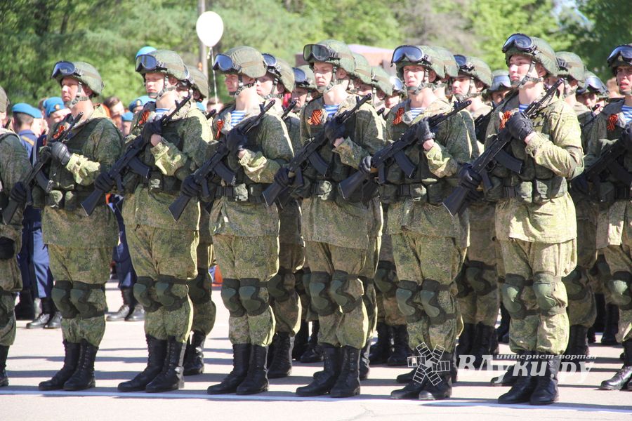 Парад в честь Дня Победы прошел в Великих Луках (ФОТО)