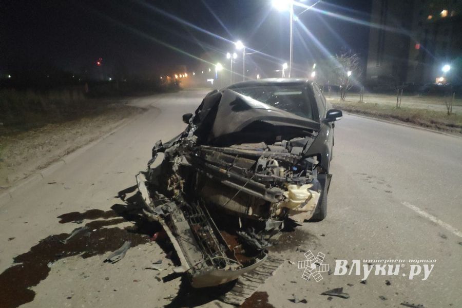 В Великих Луках автомобилист врезался в уборочную технику (ФОТО)