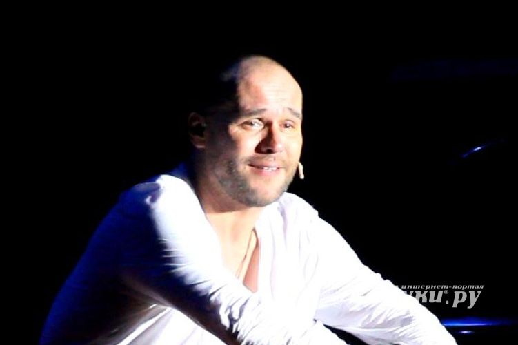 Максим Аверин выступил в Великих Луках с моноспектаклем (фото)