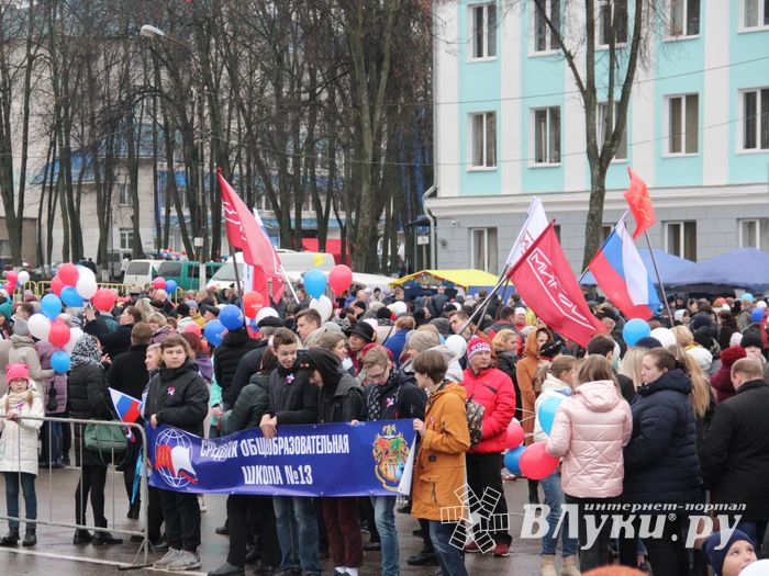 Митинг и праздничные гуляния в Великих Луках (ФОТО)