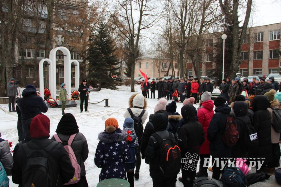 Великолучане почтили память героев-десантников