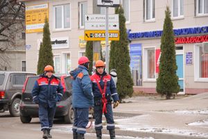 Негабаритный автопоезд вновь следует по улицам Великих Лук