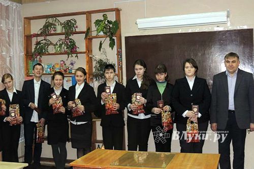 117 подростков Великолукского района получили паспорта (фото)