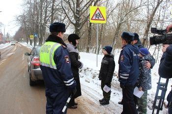 В Великих Луках прошла акция «Мы в ответе за жизнь своих детей!» (ФОТО)