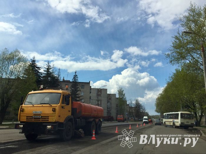 В Великих Луках ремонтирую дороги (ФОТО)