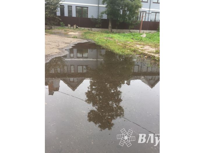 В Великих Луках забил «гейзер», по словам коммунальщиков, «рядовая ситуация» (ФОТО+ЗВУК)