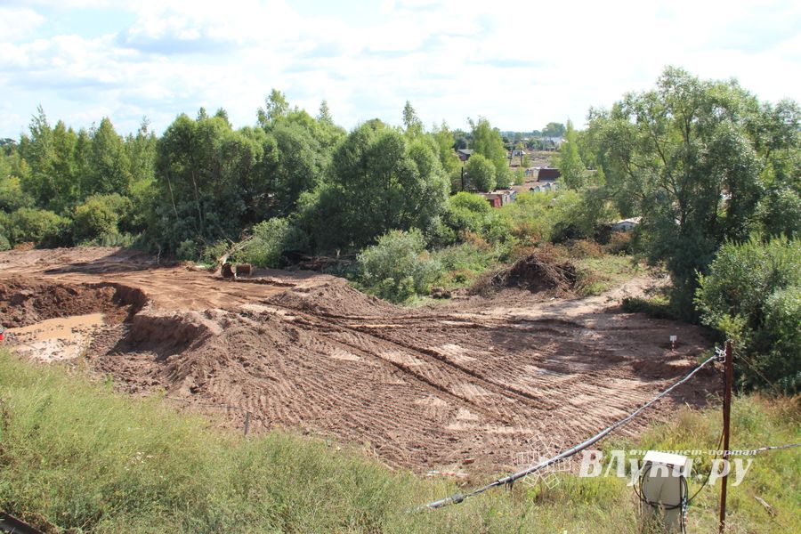  На месте строительства путепровода ведутся работы (фото)