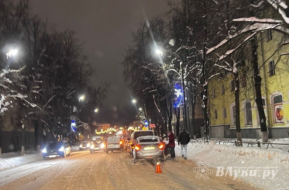Великие Луки : В Великих Луках произошло ДТП, фоторепортаж