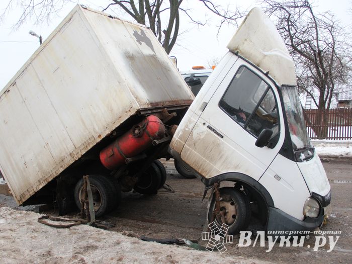 В Великих Луках на Самарском переезде переломилась Газель (ФОТО)