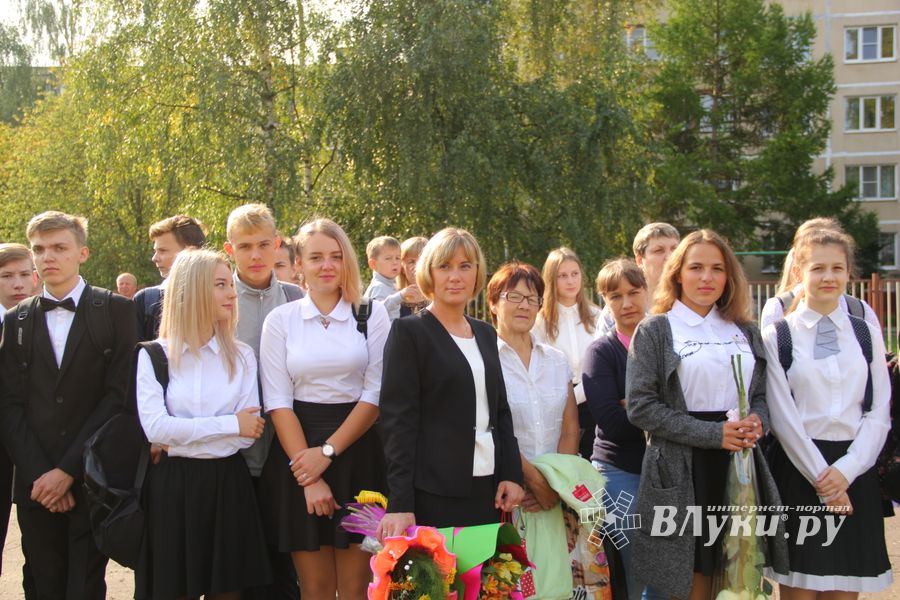 1 сентября в школах Великих Лук прошли Торжественные линейки (ФОТО)