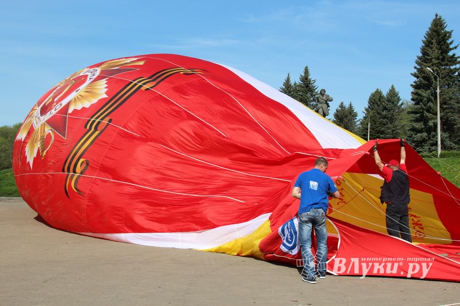 Шар, посвященный 850-летию города, поднялся над Великими Луками (ФОТО)