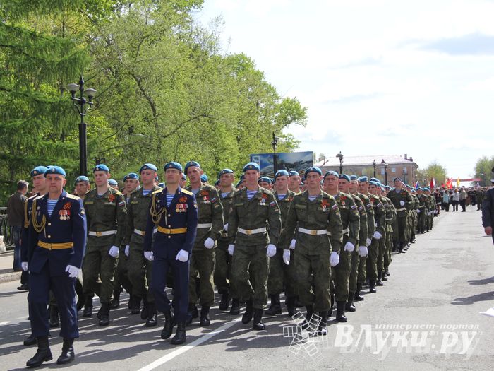 Парад Победы в Великих Луках (фото)