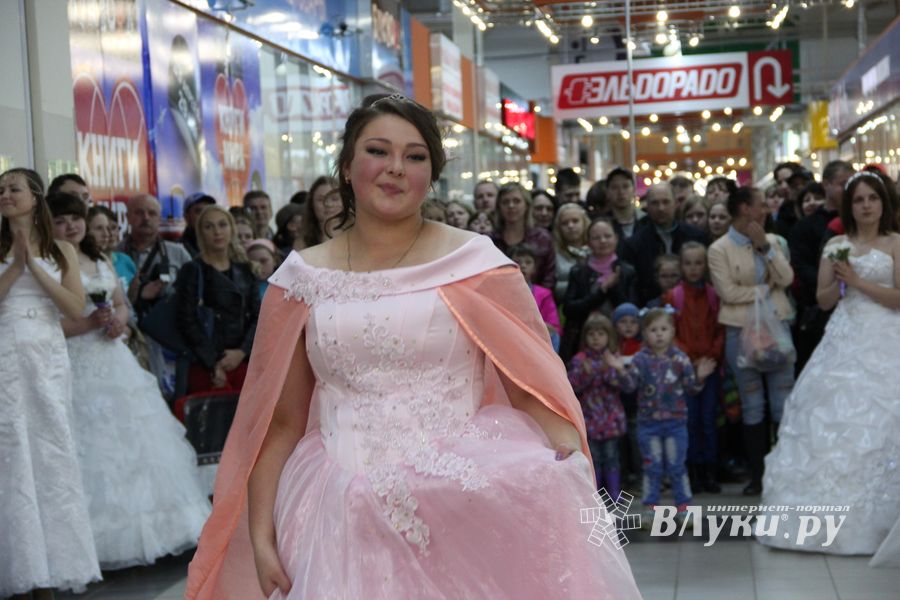 В Великих Луках бегали невесты (ФОТО)