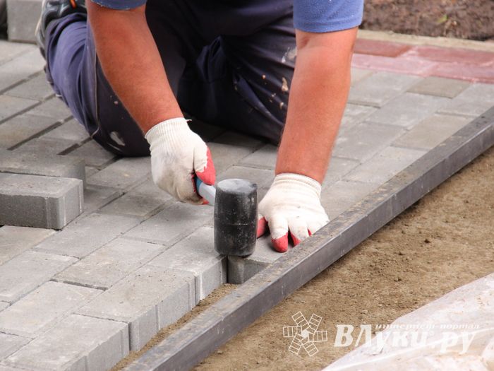 В Великих Луках сажают, стригут и красят (ФОТО)
