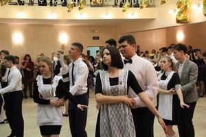 В Великих Луках прошли «Последние звонки» (ФОТО)