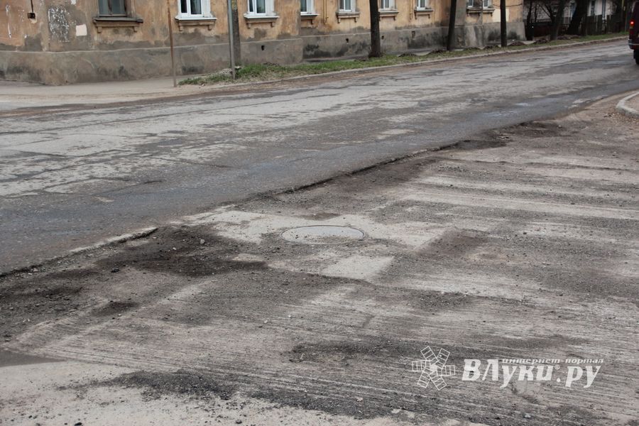 В Великих Луках загодя фрезеруют дороги (ФОТО)