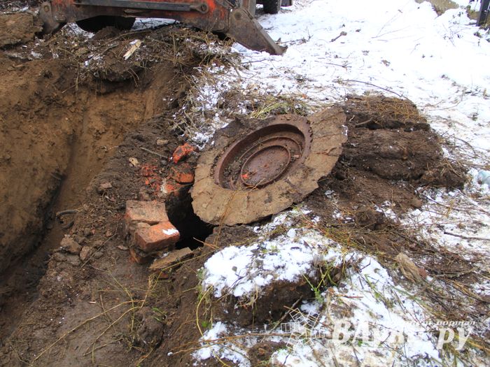 Возле железнодорожной поликлиники ликвидируют прорыв канализации (ФОТО)
