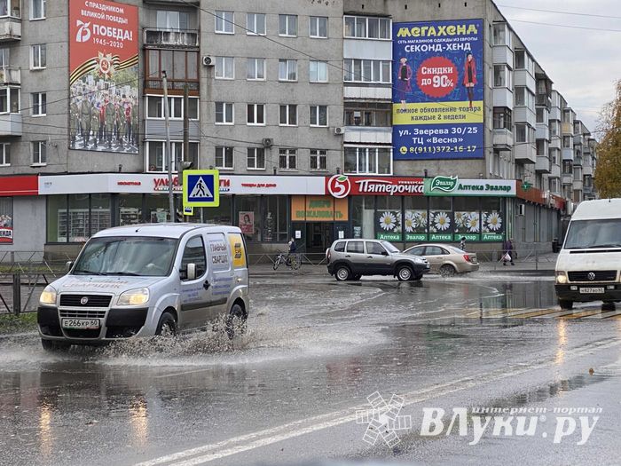 Великие лужи вновь заполнили Великие Луки (ФОТО)