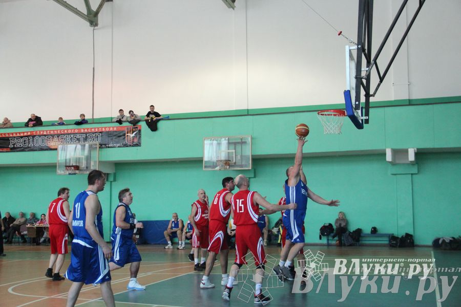 Баскетболисты Великих Лук сыграли со сборной Дмитрова