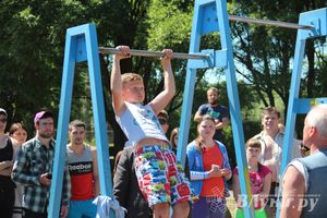 В Великих Луках состояли соревнования по подтягиванию на турнике (фото)