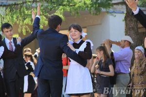 В Великих Луках прозвенели «Последние звонки»