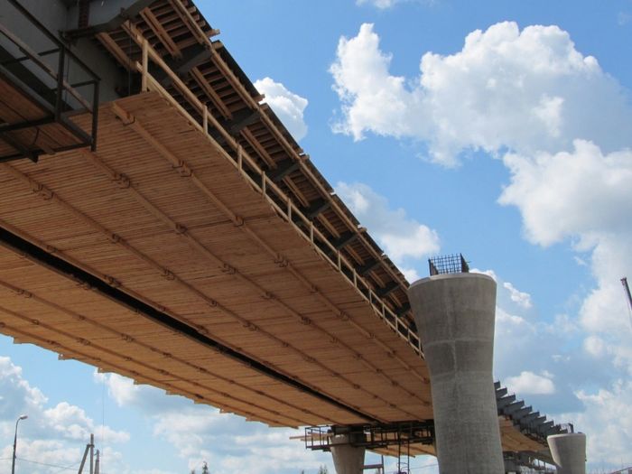 В Великих Луках на путепроводе завершена надвижка левого пролета (ФОТО)