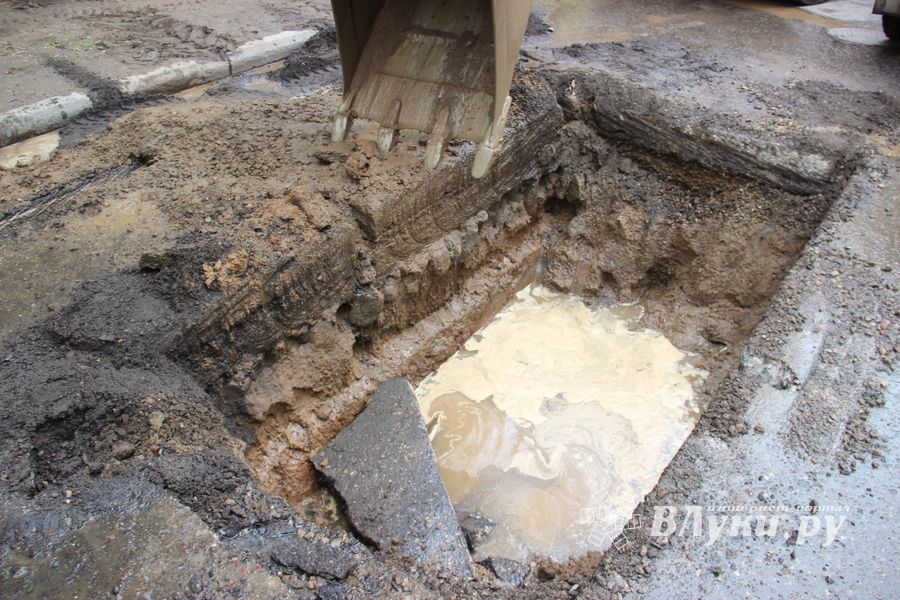 На Ставского устраняют прорыв в водопроводе (ФОТО)