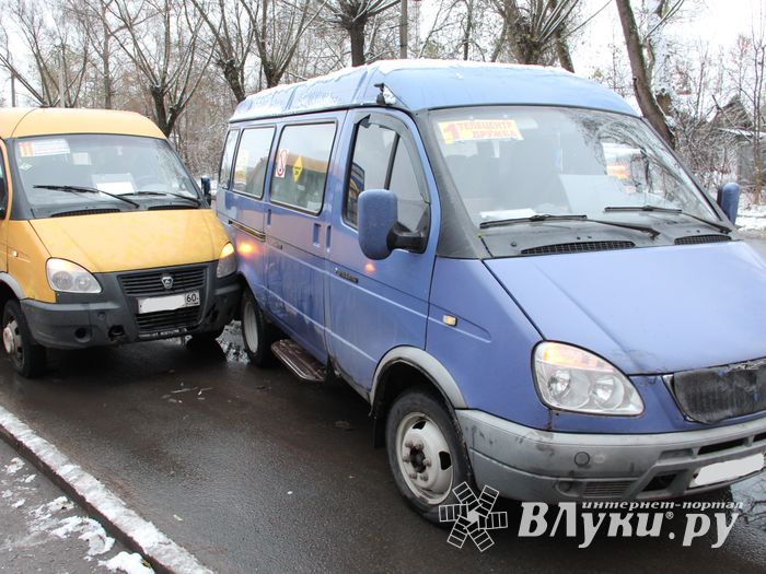 На проспекте Гагарина маршрутки не поделили остановку (ФОТО)