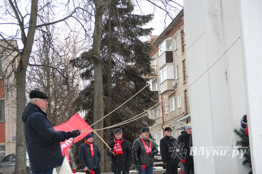 Великолучане почтили память героев-десантников