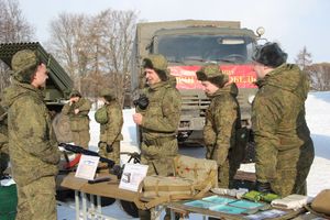 Великолучанам показывают армейскую технику и кормят кашей (6+) (ФОТО)