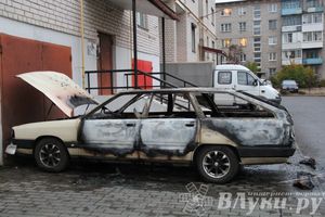 В Великих Луках полностью выгорела Ауди 100 (фото)