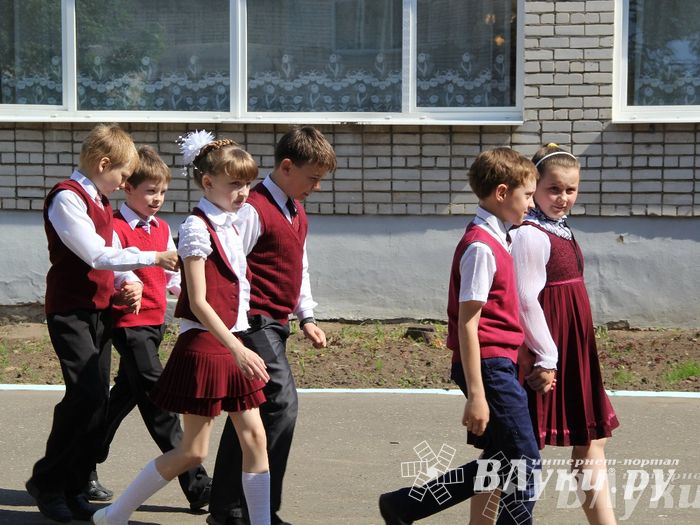 В Великих Луках прозвенели «Последние звонки»