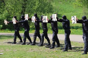 Спецназ «разгромил» на Дятлинке «банду»